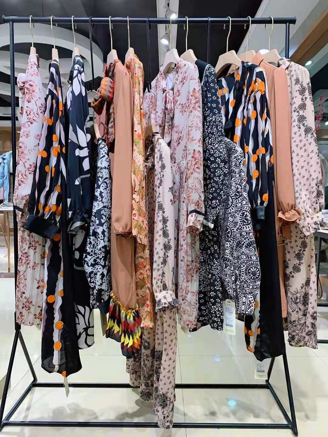 一二線(xiàn)女裝品牌西子戀2021秋冬女裝折扣批發(fā)渠道