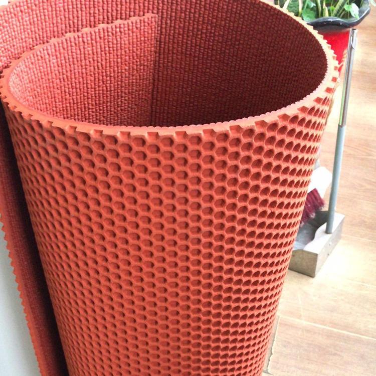 預(yù)制型塑膠跑道擠出機 預(yù)制型塑膠跑道擠出機_跑道生產(chǎn)線