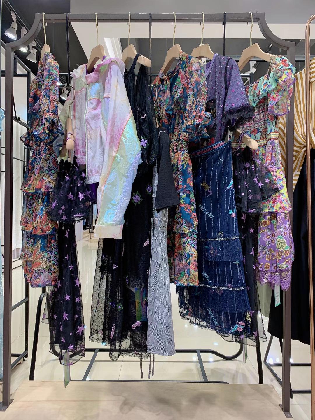 知 名品牌馬克華菲2022夏折扣女裝尾貨貨源批發(fā)