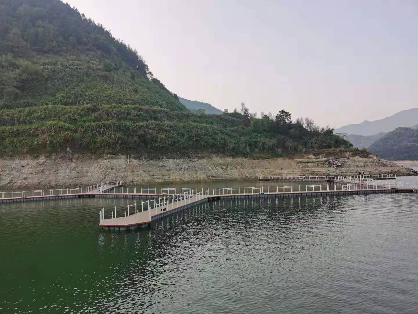 木結(jié)構(gòu)觀光浮橋浮筒 水上觀景賞花浮臺 防腐木組合浮橋