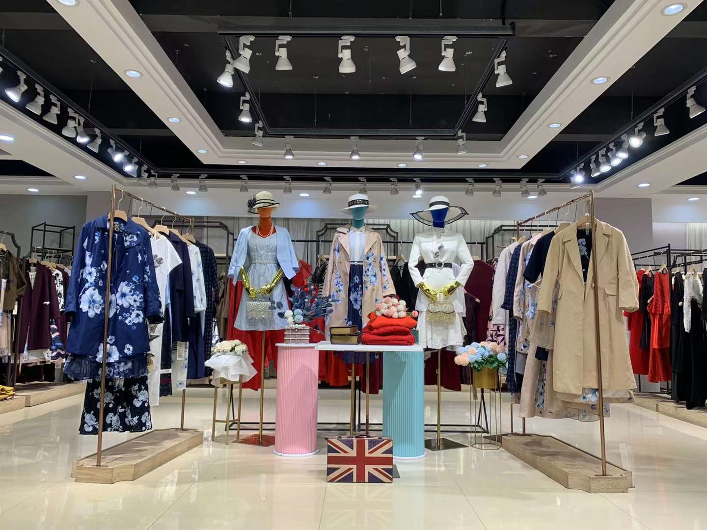 高 檔原創(chuàng)設計師品牌朗黛國際 2022春折扣女裝批發(fā)尾貨供應商