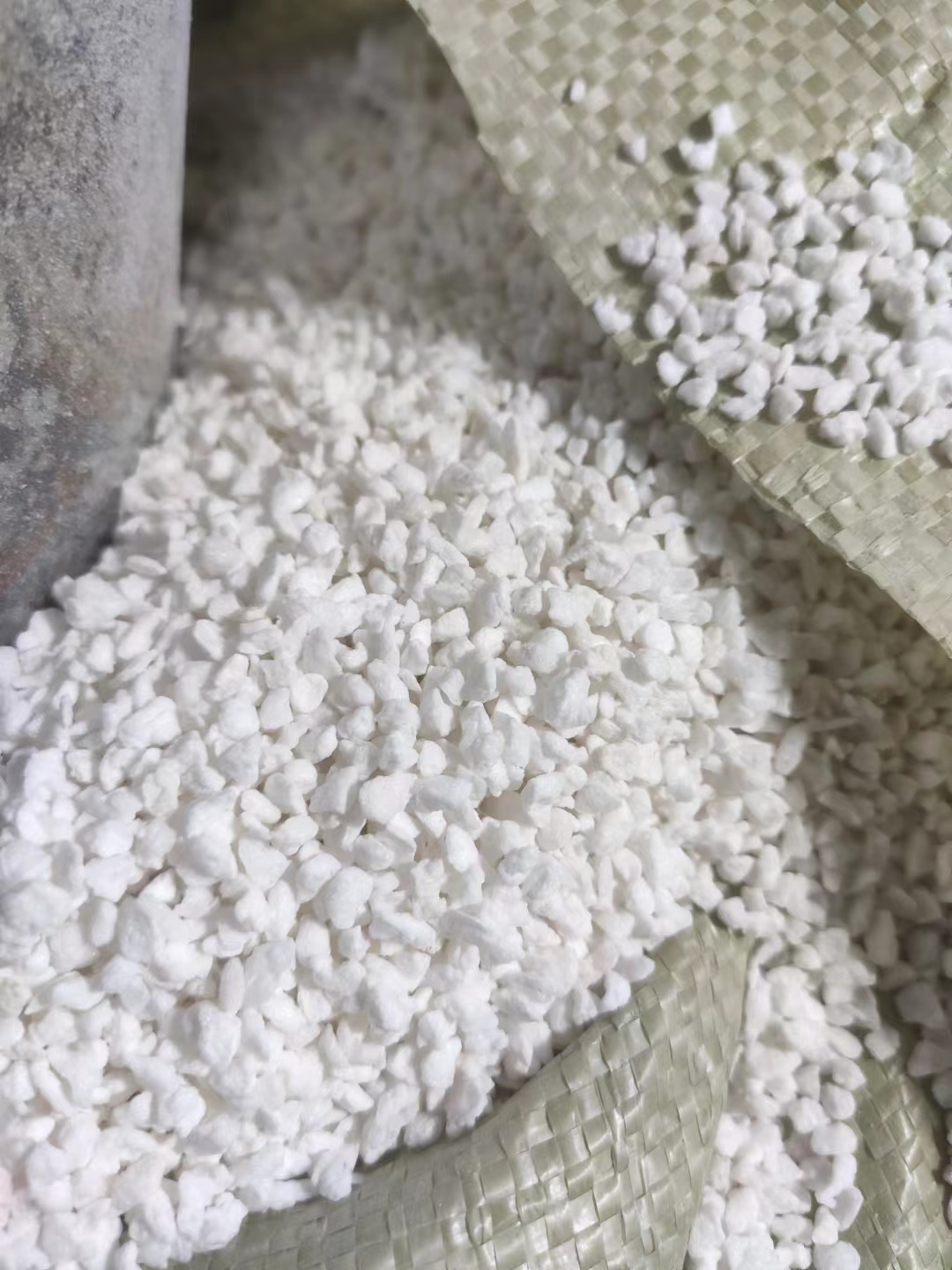 河南?；⒅榕l(fā)價(jià)出售_哪家公司報(bào)價(jià)實(shí)惠【濮陽(yáng)市信譽(yù)珍珠巖保溫材料廠(chǎng)】