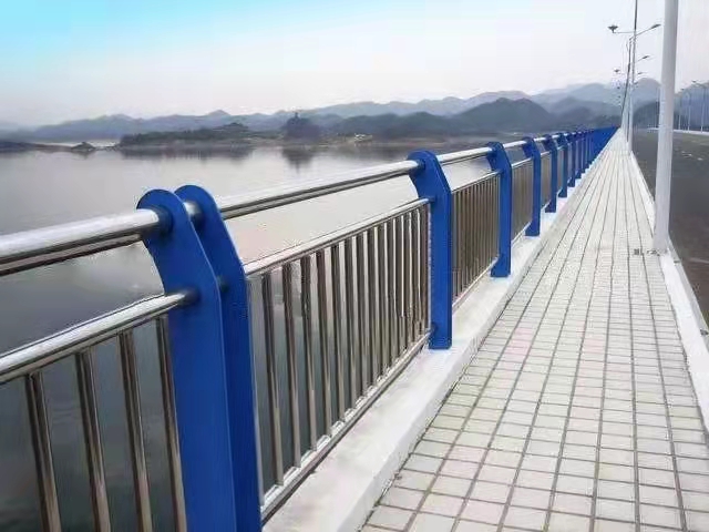 不銹鋼復(fù)合管護(hù)欄圖片