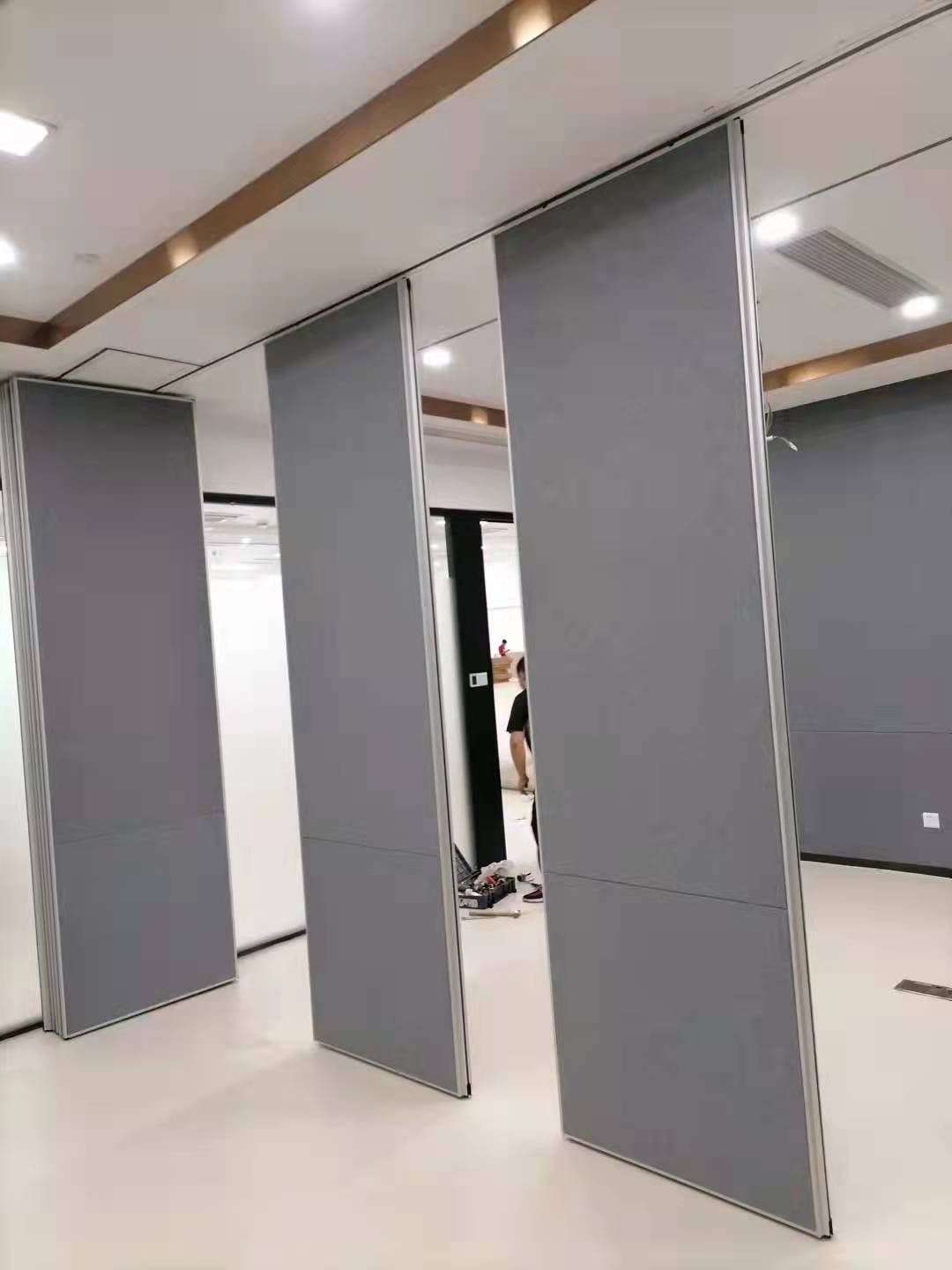 廣州展廳電動折疊門報價，展廳電動折疊門廠家，電動折疊門安裝熱線-佛山市富騰建材有限公司