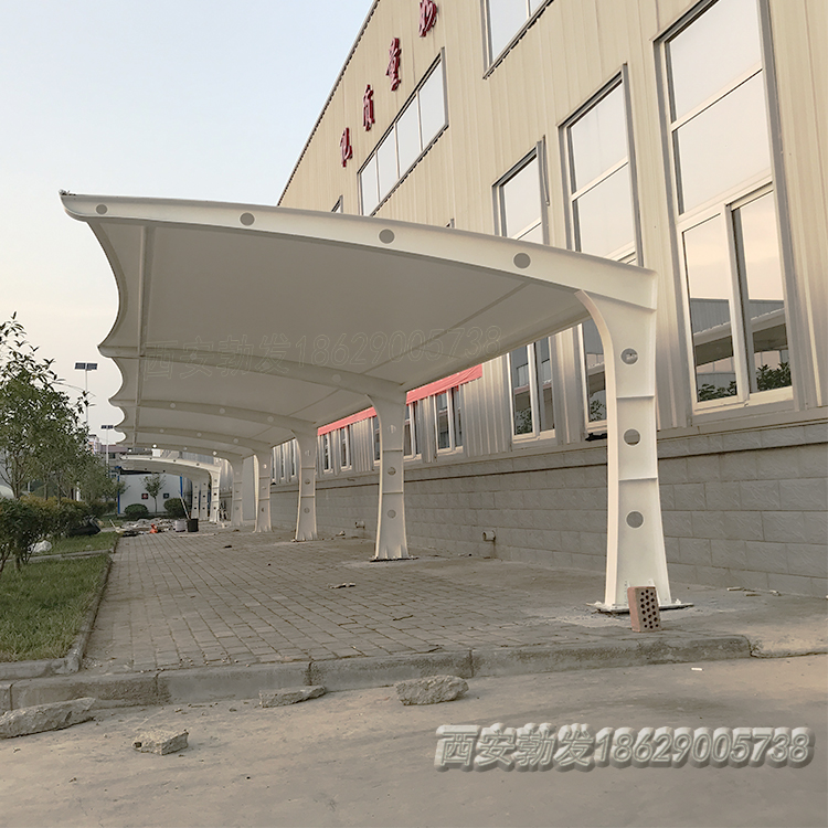 西安七字型膜結(jié)構(gòu)車棚施工方案，制作價(jià)錢