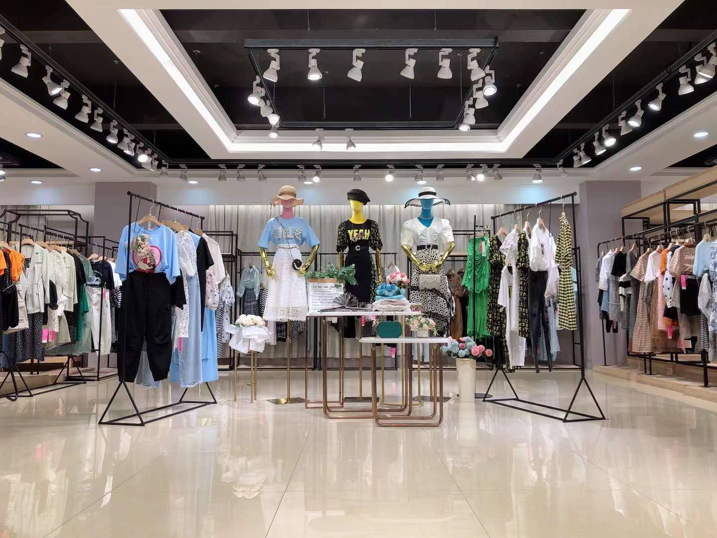 明星爆款品牌寶貝瑪麗 2022 夏品牌女裝折扣批發(fā)庫存供應(yīng)鏈