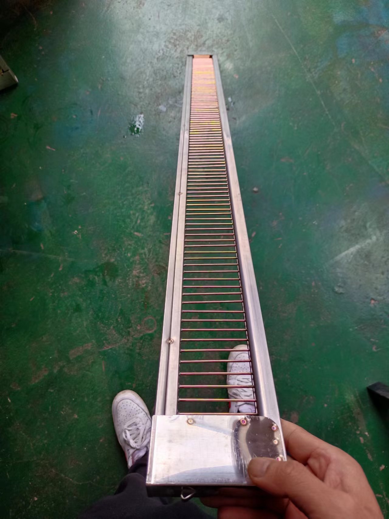 云南昆明烤煙梳式煙夾圖片