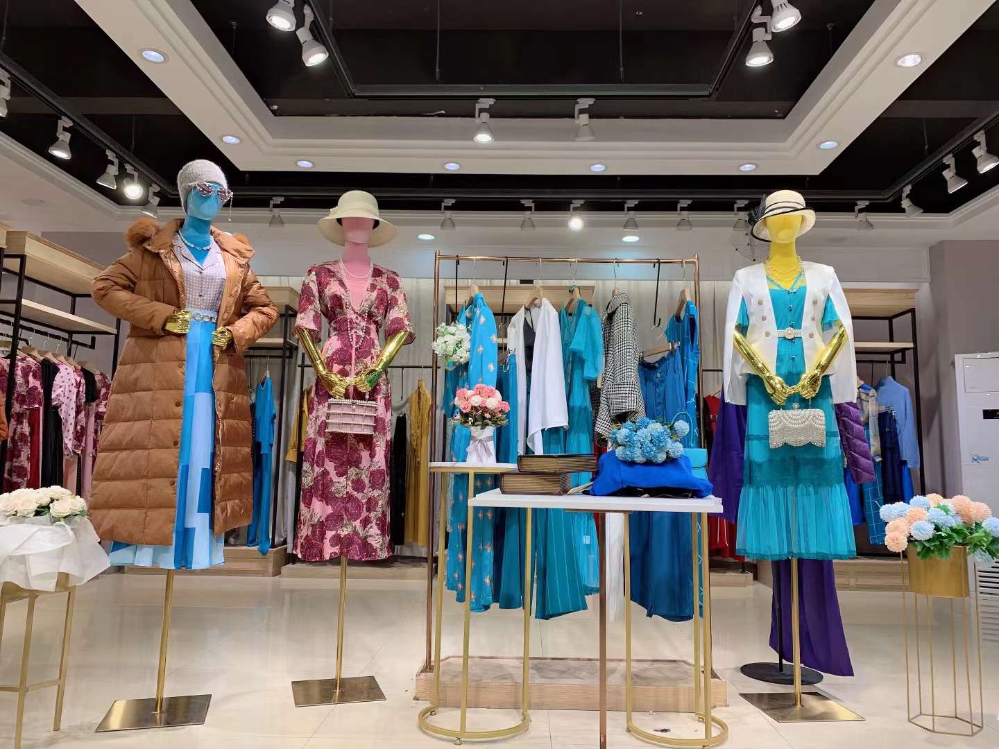 法國輕奢品牌紐方2022四季款高端 品牌女裝折扣庫存批發(fā)