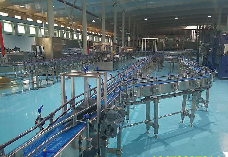 整套運(yùn)動(dòng)型葡萄糖補(bǔ)水液生產(chǎn)線設(shè)備圖片