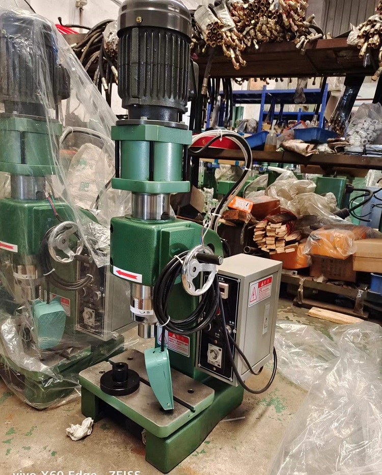 油壓旋鉚機(jī)圖片/油壓旋鉚機(jī)樣板圖 (3)