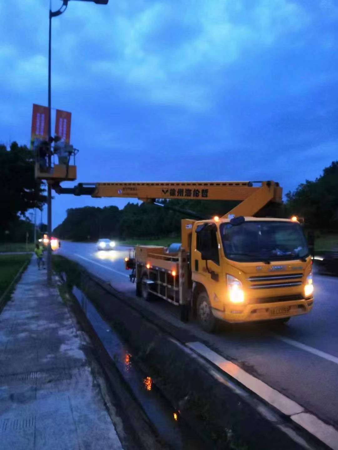 成都云梯車租賃橋梁檢測/隧道檢測用成航高空作業(yè)車圖片
