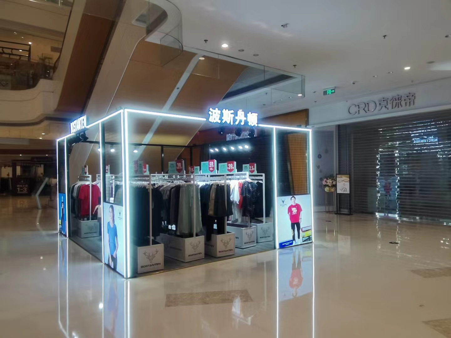 萬達廣場多經(jīng)展位裝修烤漆展柜安裝圖片/萬達廣場多經(jīng)展位裝修烤漆展柜安裝樣板圖 (2)