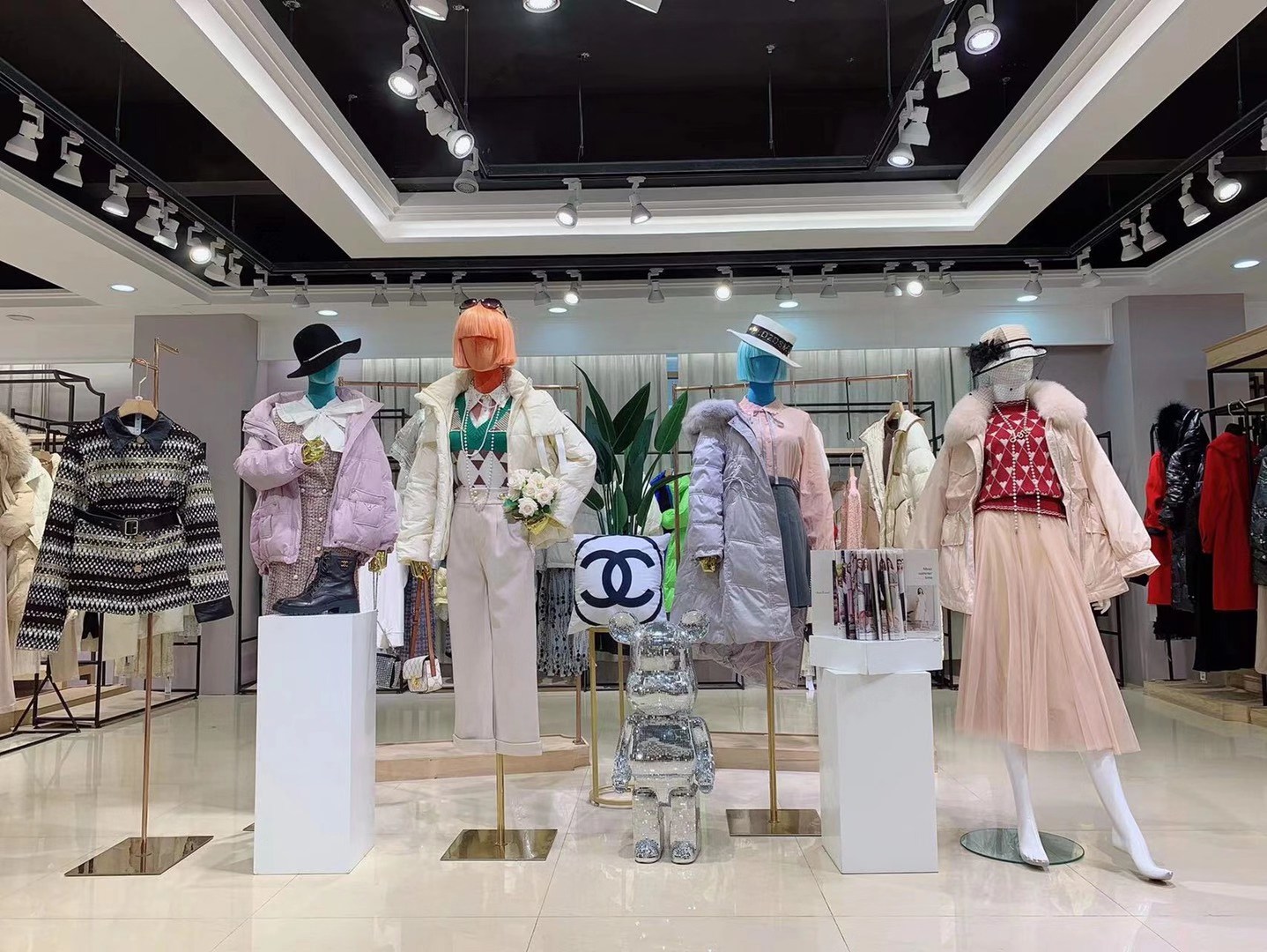 實(shí)體店品牌女裝是正 品嗎批發(fā)貨源哪里有？品牌女裝 卡拉貝斯2022冬