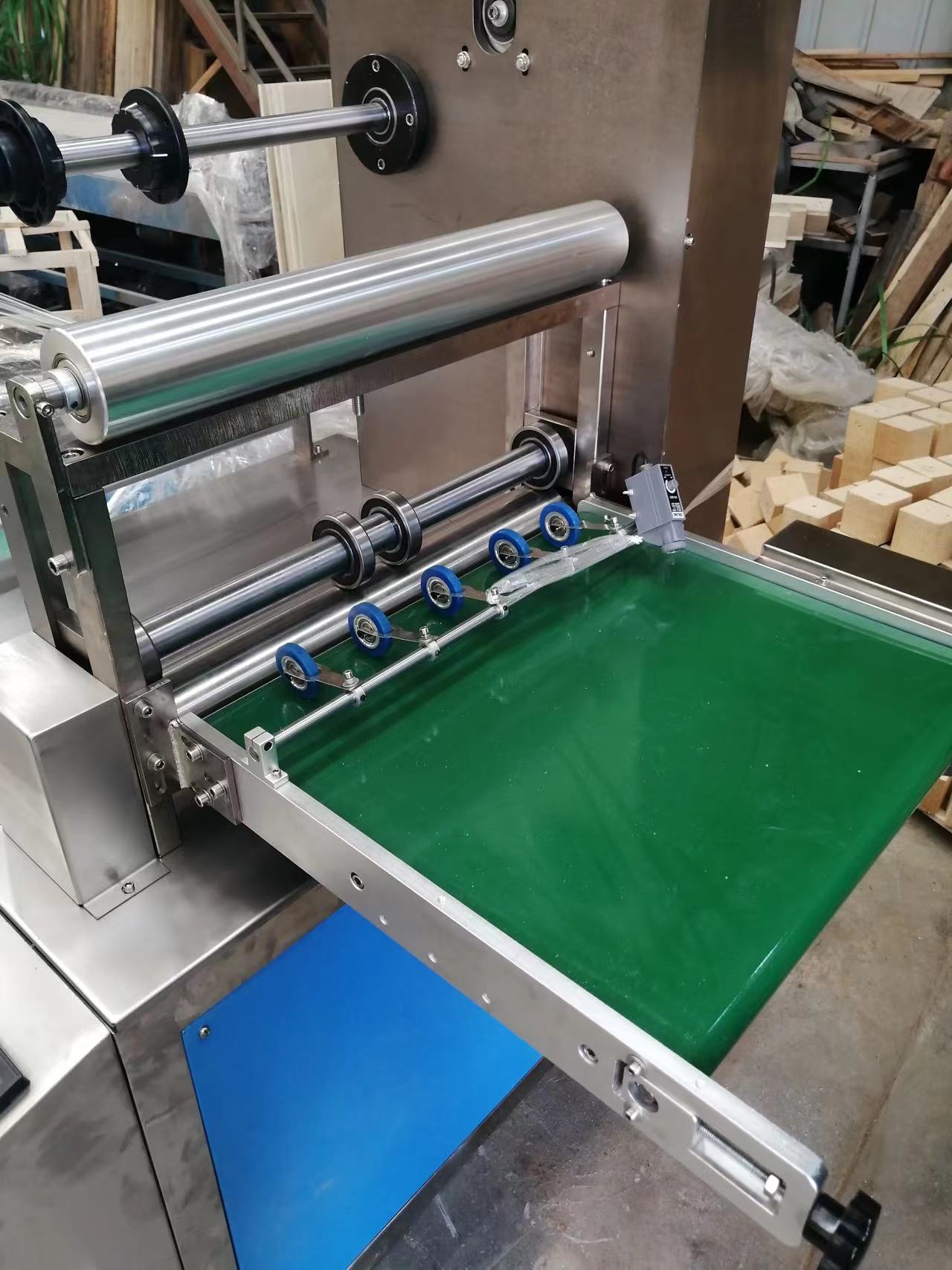 河南600型膏藥輥切機(jī)廠家，報(bào)價，批發(fā)【河南輝恒機(jī)電設(shè)備有限公司】