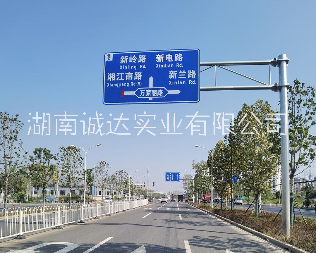 懸臂式標(biāo)志桿，T型懸臂式標(biāo)志桿，F(xiàn)型懸臂式標(biāo)志桿，門型標(biāo)志桿，湖南標(biāo)志桿生產(chǎn)廠家