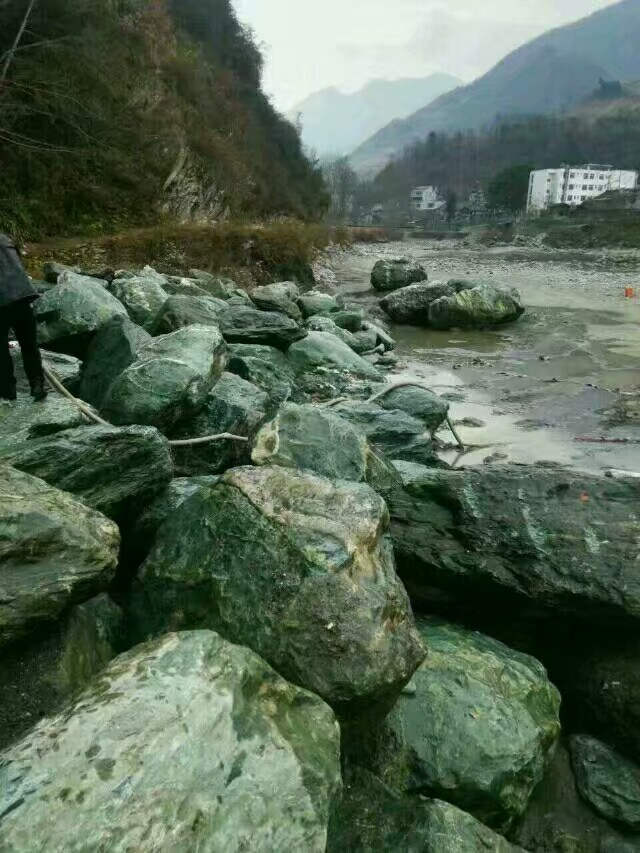 富贵绿景观石产地园林造景庭院假山石水池围边石 供应园林景观石富贵绿