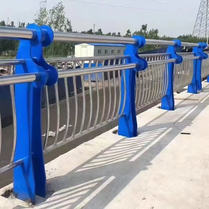 不銹鋼復(fù)合管護欄廠家圖片