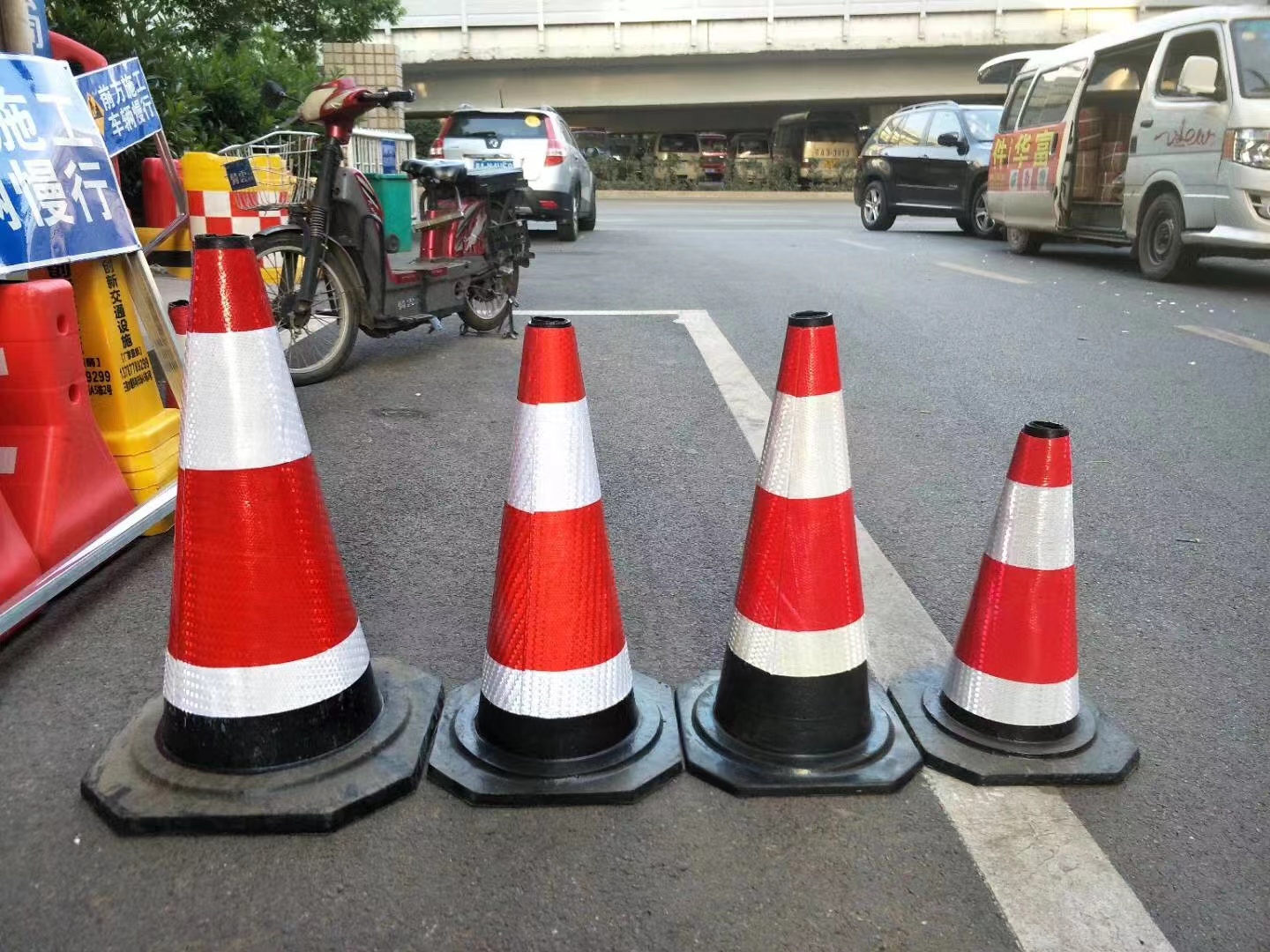 70CM橡胶路锥EVA反光路锥圆锥方锥雪糕桶安全警示柱PVC塑料路锥图片