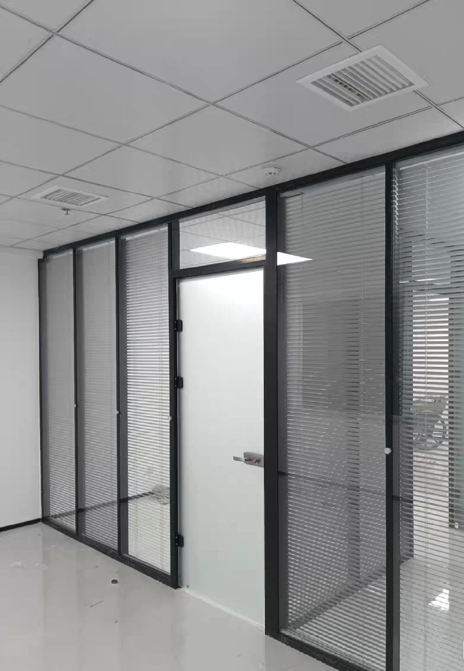 會議室全鋁百葉玻璃隔斷 雙玻玻璃高隔間隔墻搭配實木門圖片