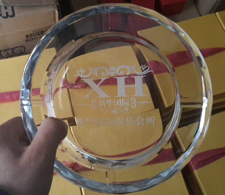 供應(yīng)用于禮品贈(zèng)品|慶典贈(zèng)品|開業(yè)禮品的洛陽(yáng)煙灰缸水晶廣告禮品*煙灰缸