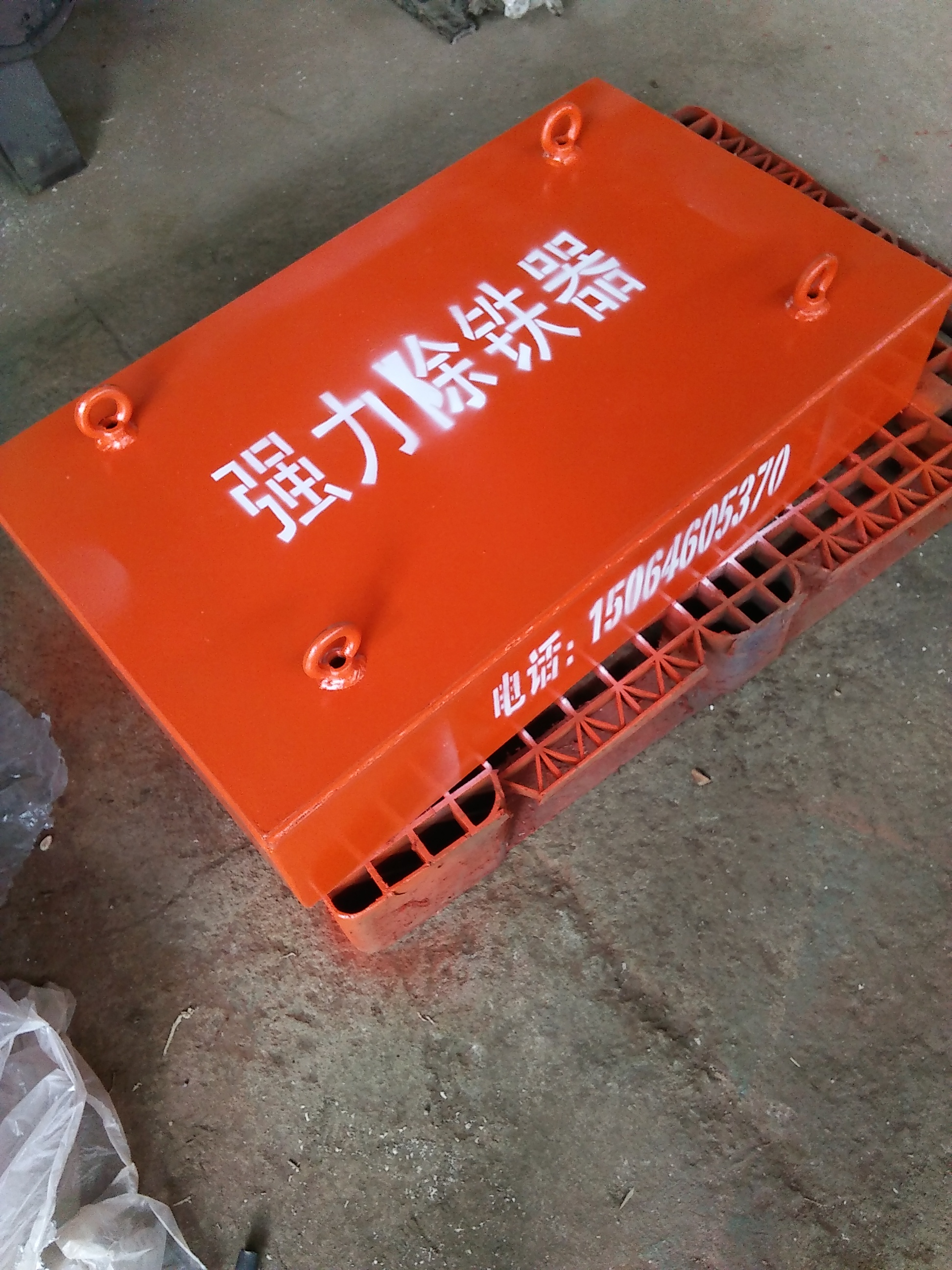 供應(yīng)水泥機(jī)械*懸掛式強(qiáng)磁除鐵器，80x500x200懸掛式強(qiáng)磁吸鐵器，水泥廠*除鐵器生產(chǎn)廠家