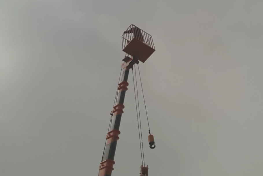 供應小吊車高空作業(yè)車和吊籃