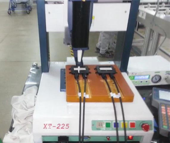 供應(yīng)用于流體控制的點膠機(jī)，太陽能板轉(zhuǎn)換器點硅膠