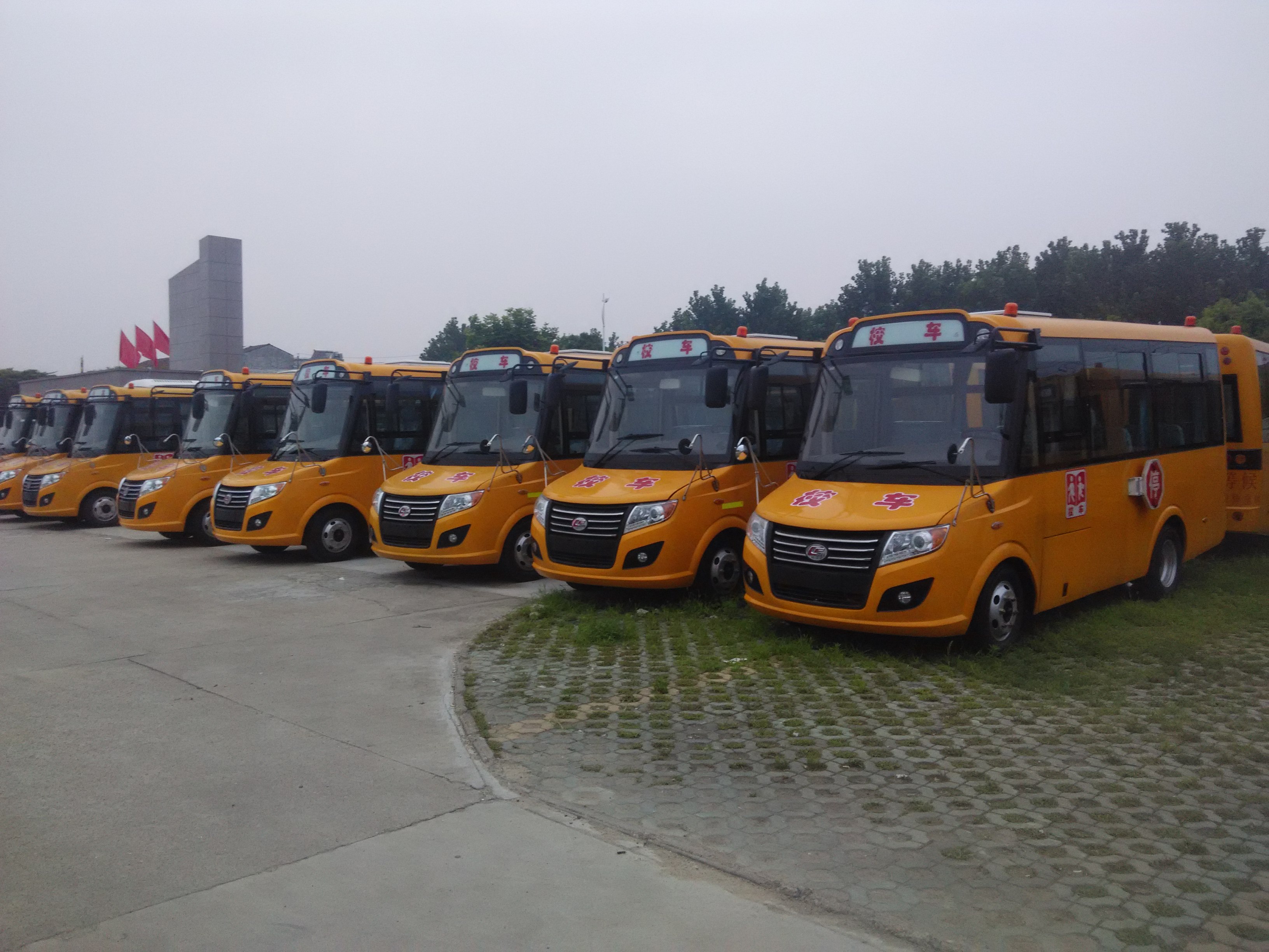供應(yīng)用于接送學(xué)生的小學(xué)生校車，楚風(fēng)校車，18座校車，19座校車，34座校車，35座校車，51座校車