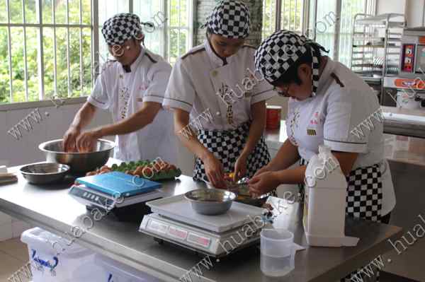 南寧華焙西點(diǎn)培訓(xùn)糕點(diǎn)培訓(xùn)裱花培訓(xùn)