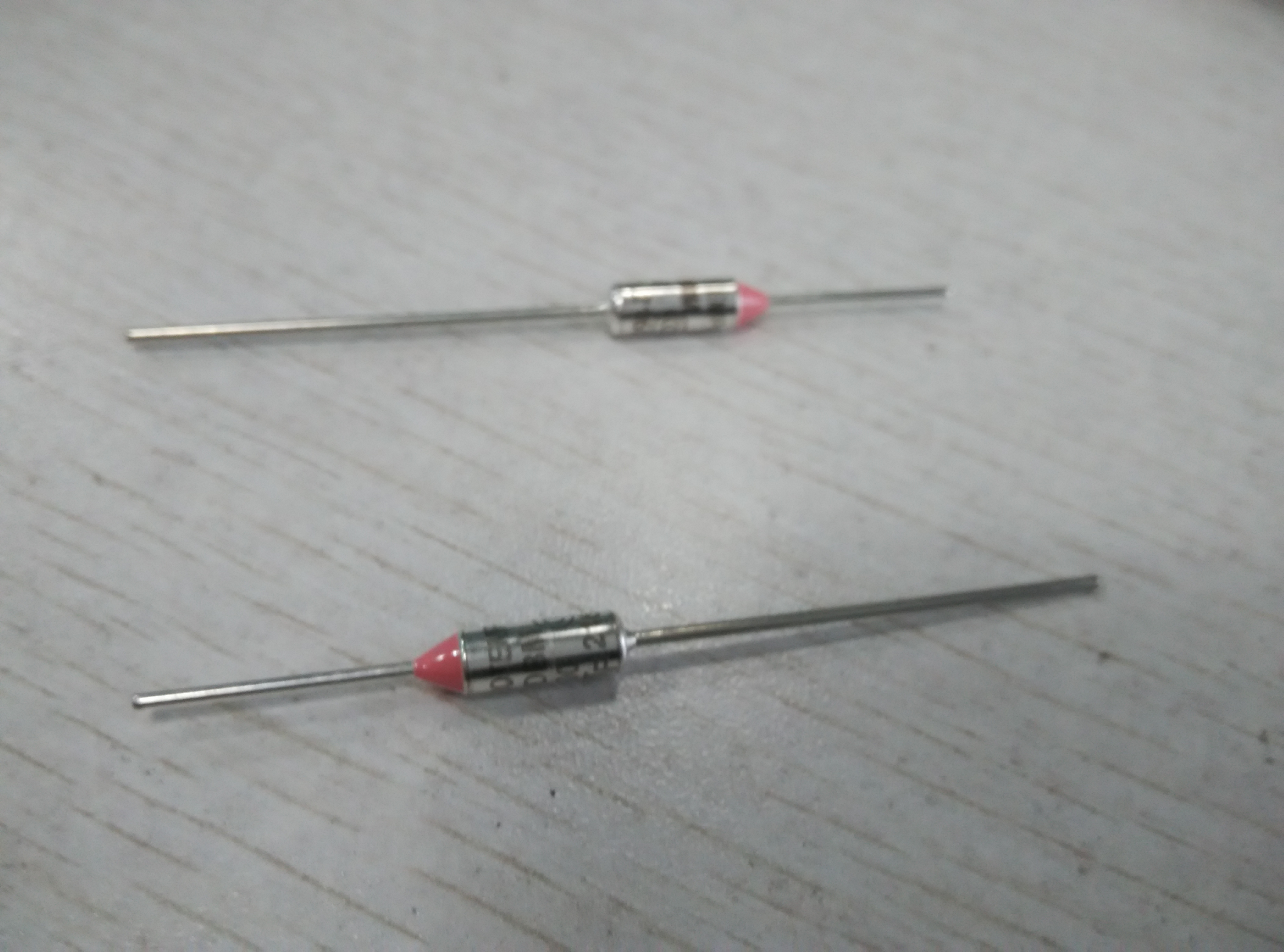 供應(yīng)用于卷發(fā)梳|暖風(fēng)機(jī)|空調(diào)冷凝風(fēng)機(jī)的艾默生216度保險(xiǎn)絲G4A00216C