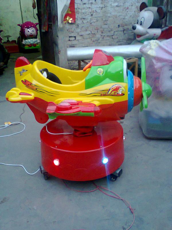 投幣旋轉(zhuǎn)升降飛機(jī)游樂設(shè)備水池銷售