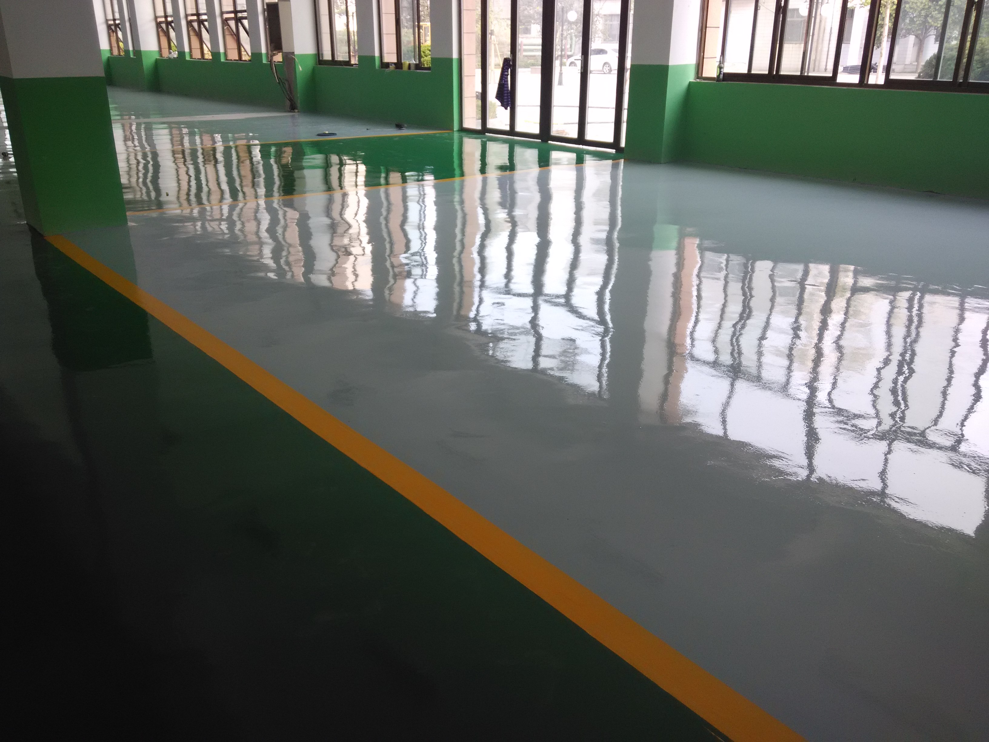 泰安車庫環(huán)氧地坪漆施工萊蕪?fù)＼噲龅孛嫫?  title=