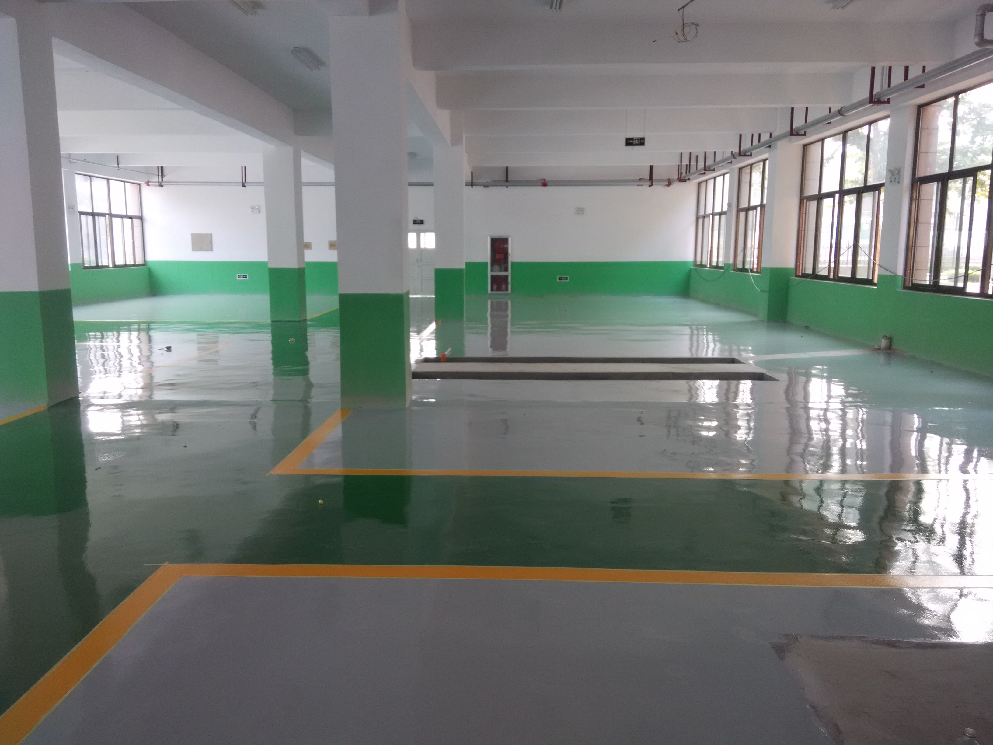 泰安車庫環(huán)氧地坪漆施工萊蕪?fù)＼噲龅孛嫫?  title=