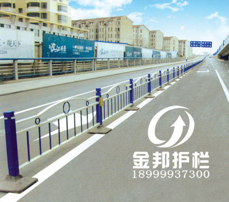 新疆道路護欄，烏魯木齊梅花管道路護欄專業(yè)廠家—金邦護欄廠