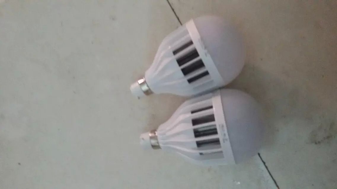 供應江湖地攤LED球包節(jié)能燈18瓦