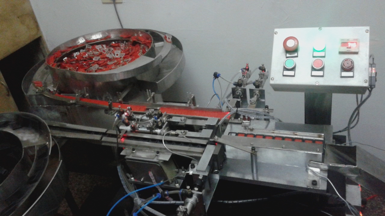 安全帽 安全帽扣 安全帽扣自動組裝機(jī) 非標(biāo)安全帽扣自動組裝機(jī)