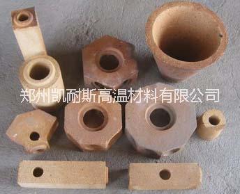 供應(yīng)鋁行業(yè)*碳化硅流口磚預(yù)制件，采用高耐磨抗鋁侵蝕低水泥澆注料(SiC)制作，具有高強(qiáng)度、高耐磨、抗渣蝕