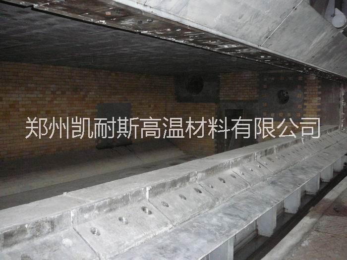 供應(yīng)用于熔鋁爐的澆注料施工、快速修補(bǔ)、烘爐一條龍，來(lái)自國(guó)企工作多年的施工隊(duì)13837915345