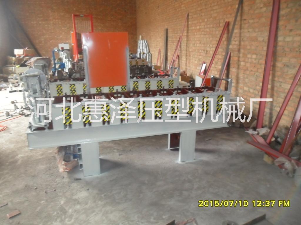 供應(yīng)彩鋼c84廣告扣板機(jī)，長條扣板機(jī)廣告扣板機(jī)彩鋼扣板機(jī)