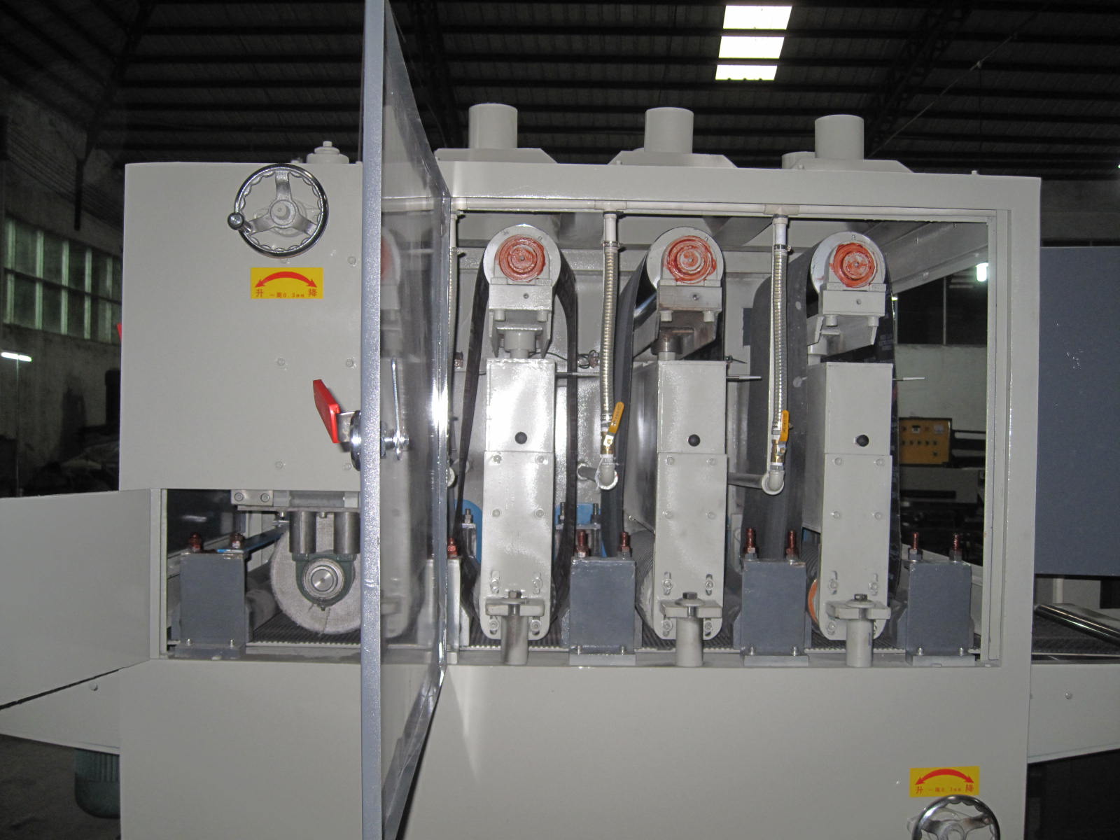 供應(yīng)鉅鏵牌自動(dòng)板材砂帶拉絲機(jī)，東莞自動(dòng)板材砂帶拉絲機(jī)，自動(dòng)拉絲機(jī)廠家，鋁板自動(dòng)拉絲機(jī)設(shè)備