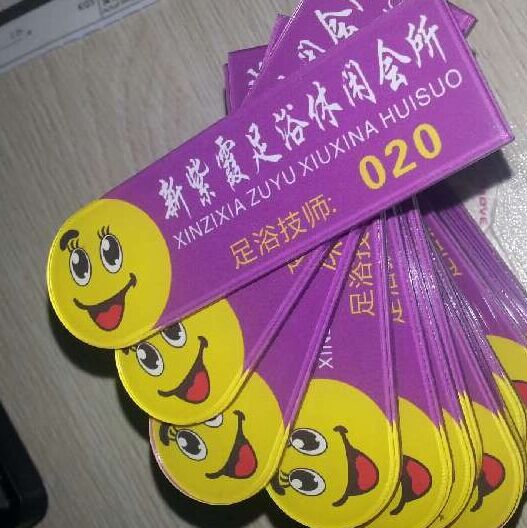 上海胸牌定做工號牌定制亞克力圓形標牌異形桌牌二維碼酒店工作牌