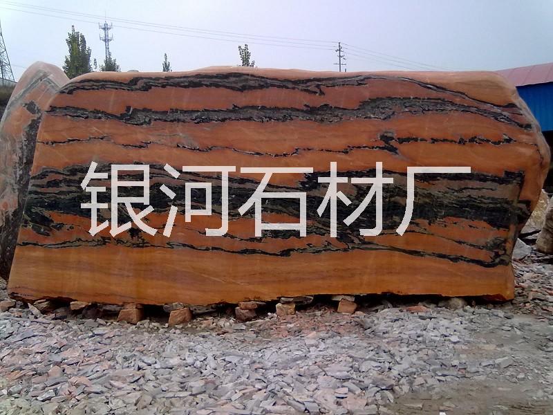 晚霞紅假山石頭圖片