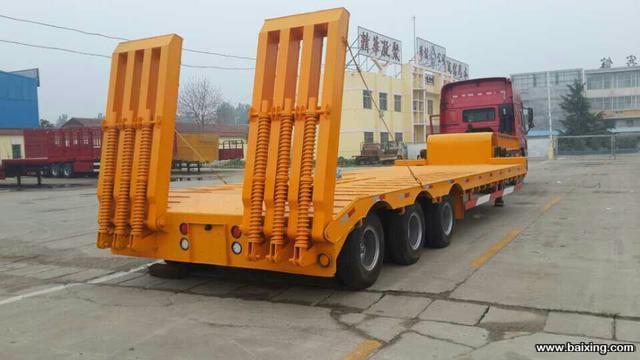 專業(yè)生產(chǎn)出售挖掘機(jī)拖板半掛車梁山*的挖掘機(jī)拖板生產(chǎn)企業(yè)