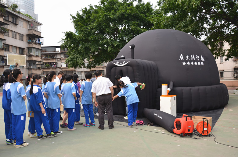 深圳充氣移動(dòng)式球幕影院廠家_球幕影院出售_展覽展示便捷式球幕影院系統(tǒng)