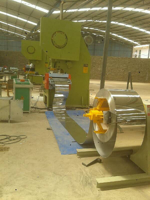 供應(yīng)上海寶山鋁卷開平送料機(jī)