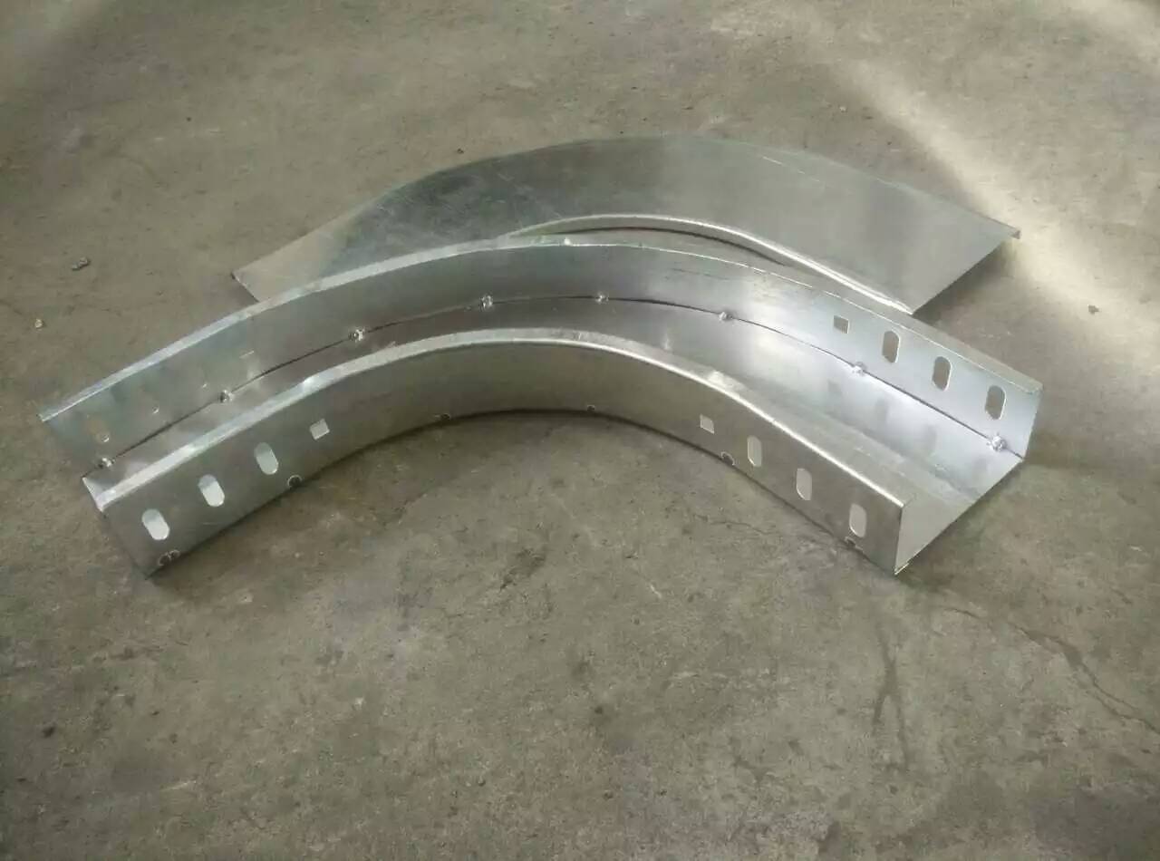 供應(yīng)廠家直銷全封閉托盤式電纜橋架線槽 天津特價機(jī)房弱電金屬走線槽  強(qiáng)電橋架蓋板 槽式鍍鋅電纜橋架