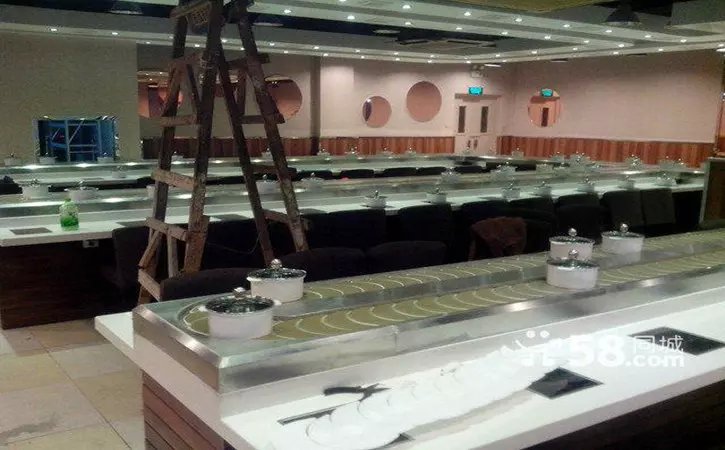 供應(yīng)用于自助餐飲的火鍋輸送帶