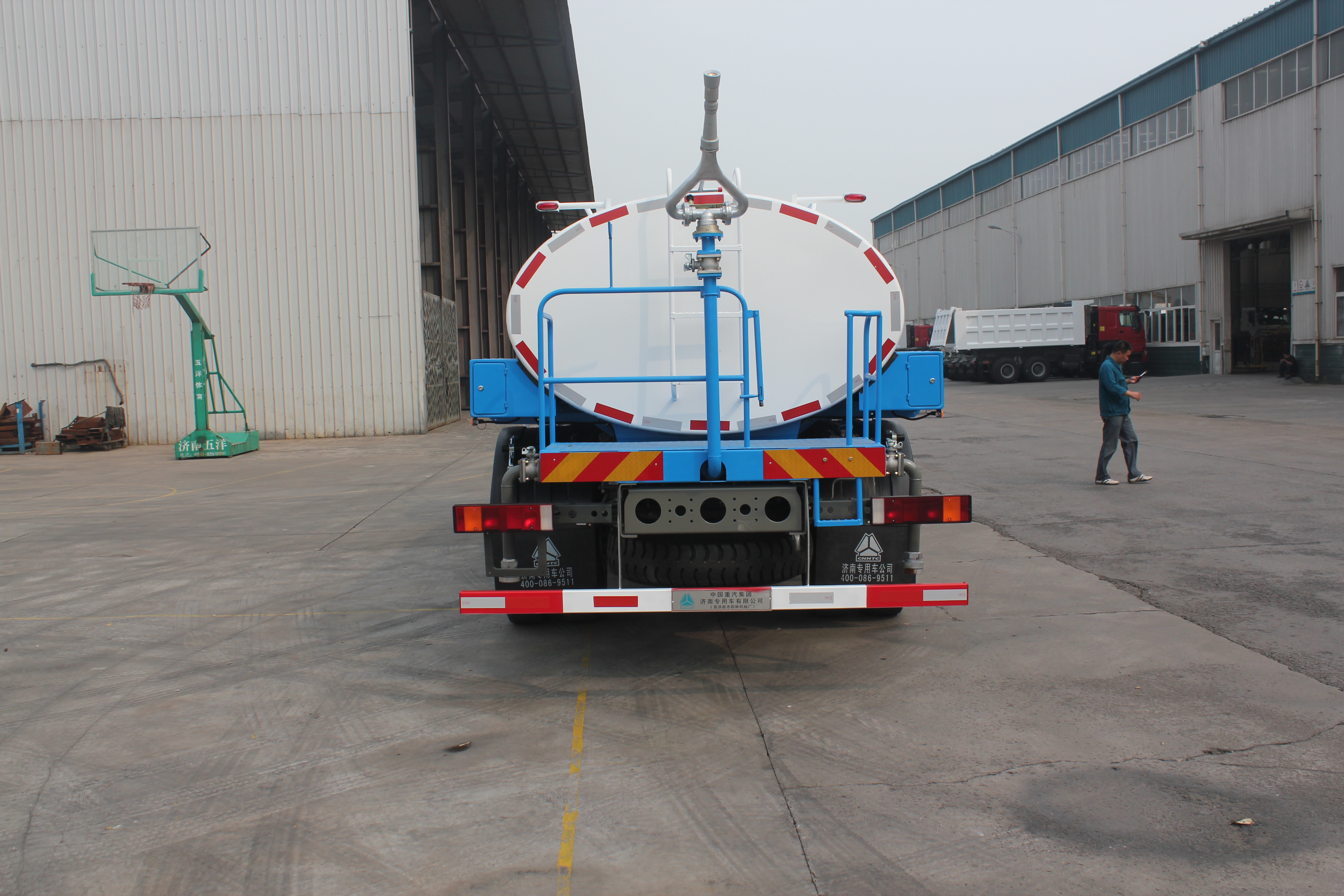 供應(yīng)濟南重汽10噸國五標準灑水車