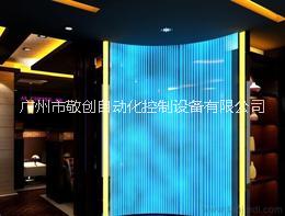 供應(yīng)敬創(chuàng)水科技光纖水簾室內(nèi)水景工程，水體沿著光纖線流動，構(gòu)成了無聲的閃爍水幕，而流水不會噴灑到四周。