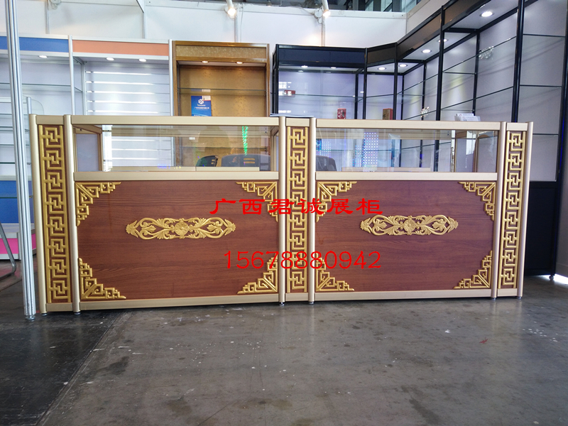 供應(yīng)用于展示商品的君誠展柜雕花金黃鈦合金展柜